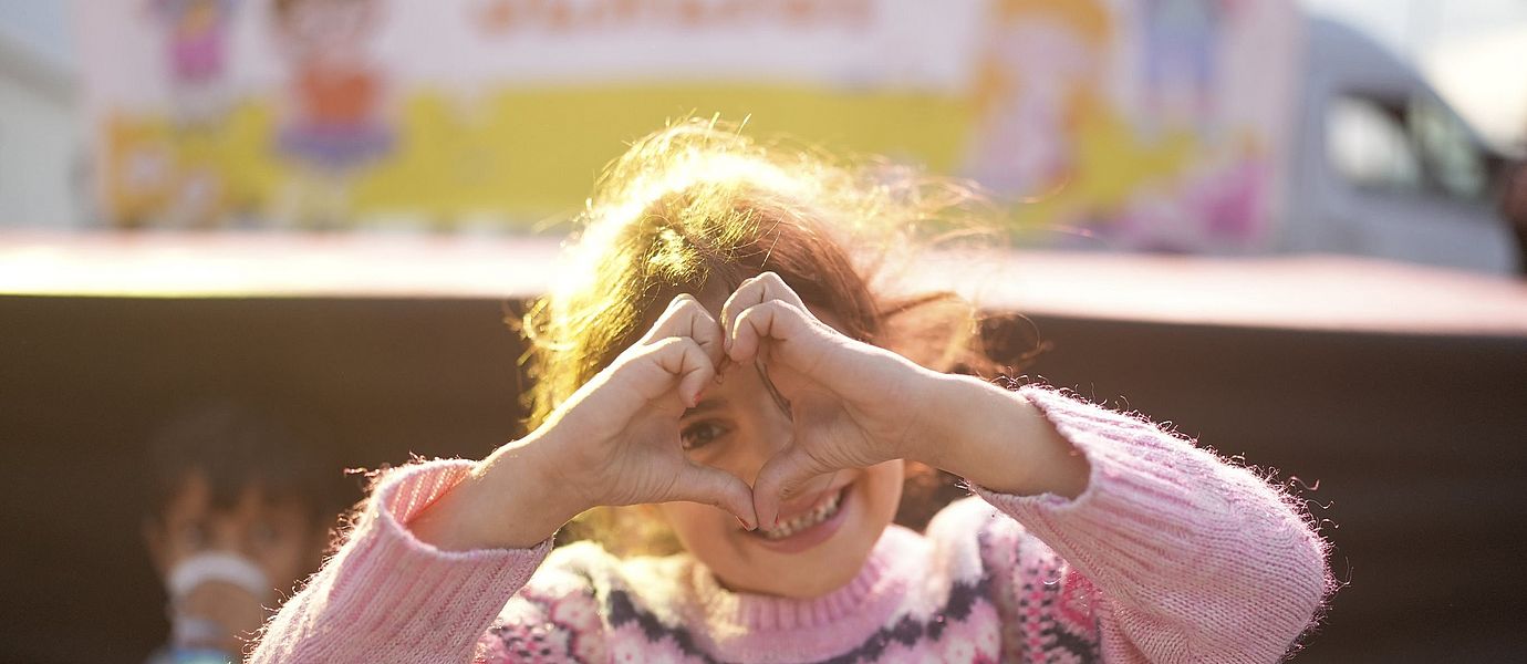 Eines von vielen lächelnden Gesichtern am Kinderfest im Containerdorf in Kahramanmaraş.