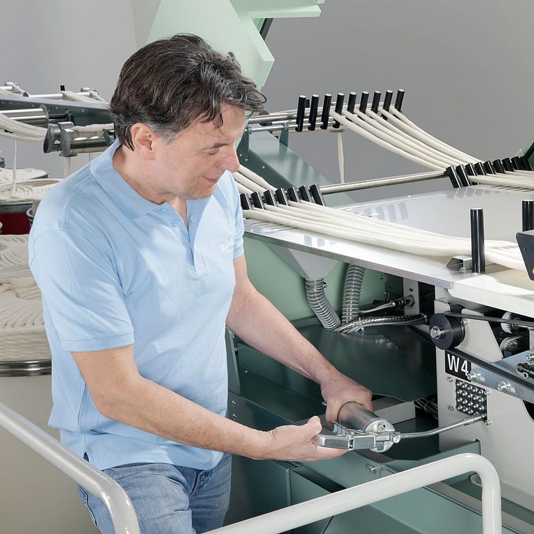 Mitarbeitender arbeitet an einer Rieter-Maschine