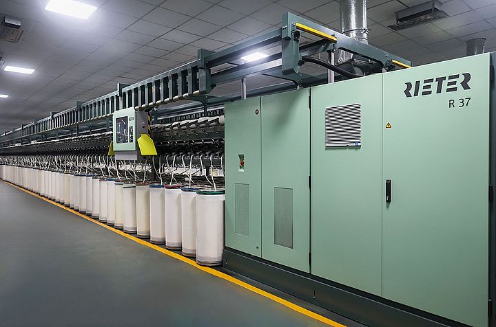 The Rieter R 37 rotor spinning machine with ROBOdoff