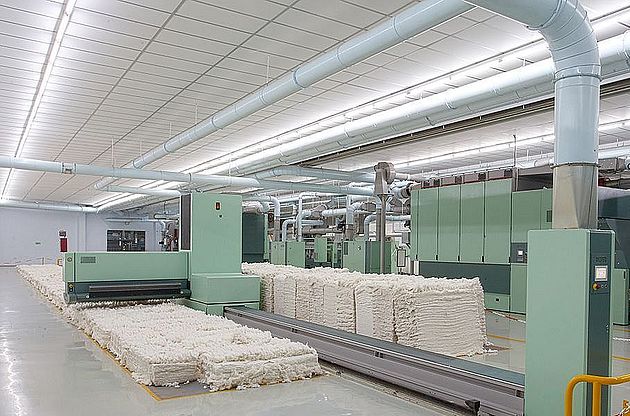 Blowroom machinery for opening and cleaning fibres 