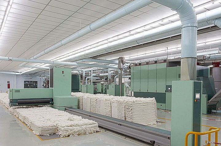 Blowroom machinery for opening and cleaning fibres 