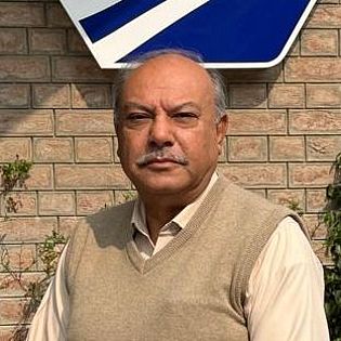 Zafar Iqbal, Geschäftsführer (Neue Projekte) bei Ibrahim Fibres Limited, vor dem Firmengebäude. Zafar Iqbal, Geschäftsführer (Neue Projekte) bei Ibrahim Fibres Limited, vor dem Firmengebäude.