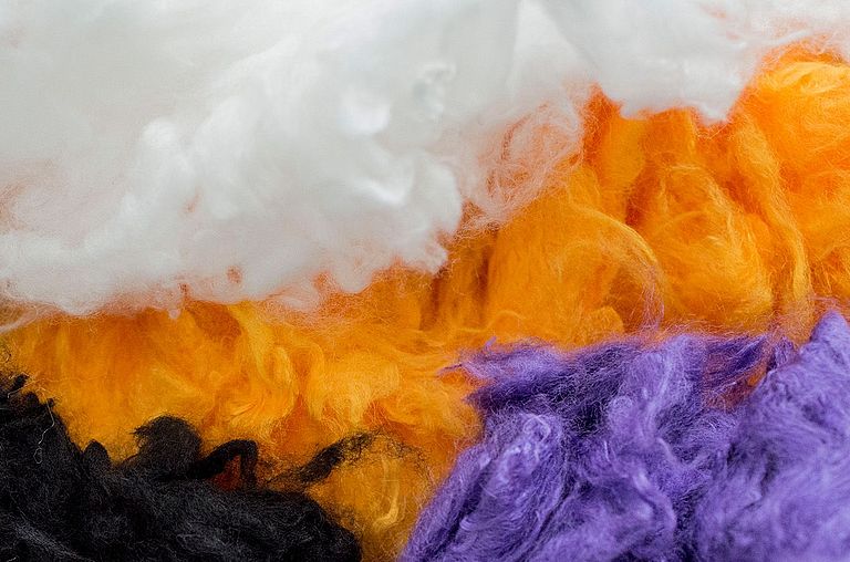 带白色、黑色、紫色和橙色纤维的纤维束