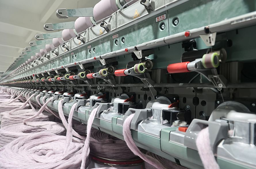 Rotor spinning machine R 37 processing wool