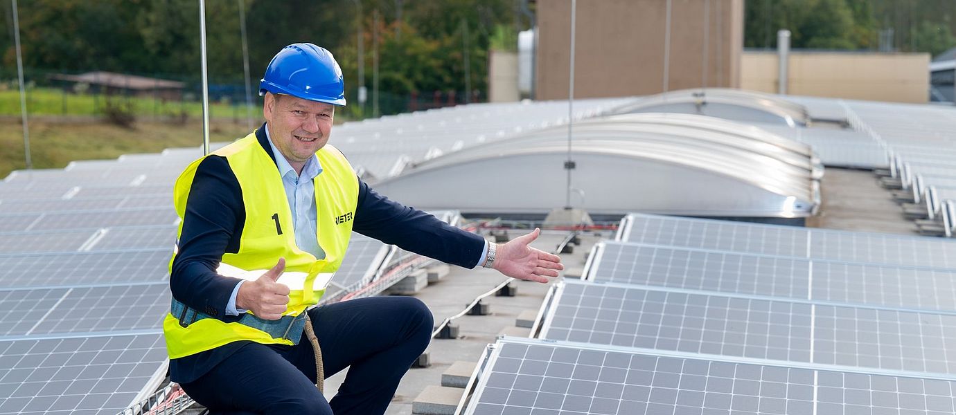 Pavel Kubicek, Head of Operations, Rieter CZ, presents the latest photovoltaic system at the Ústí nad Orlicí location in the Czech Republic.