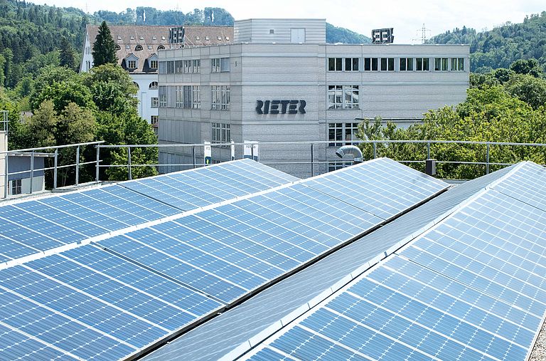 Winterthur Genel Merkezi’nin Çatısındaki Logo Görünümlü Güneş Panellerinin Yakından Görünümü