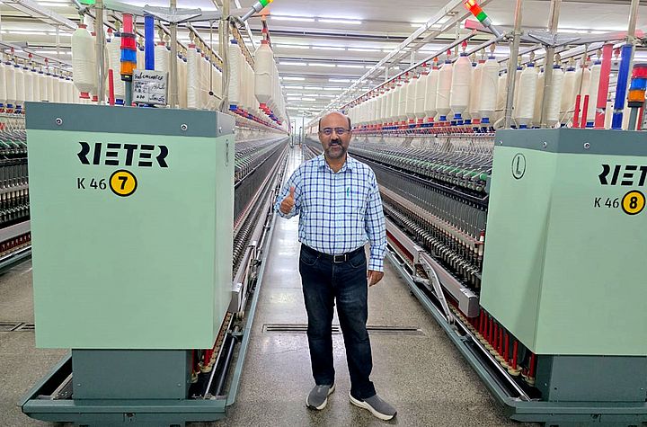 Malik Asad Ullah, Technischer Direktor von Masood Fabrics Limited (Spinnerei), steht vor der Rieter-Kompaktspinnmaschine K 46