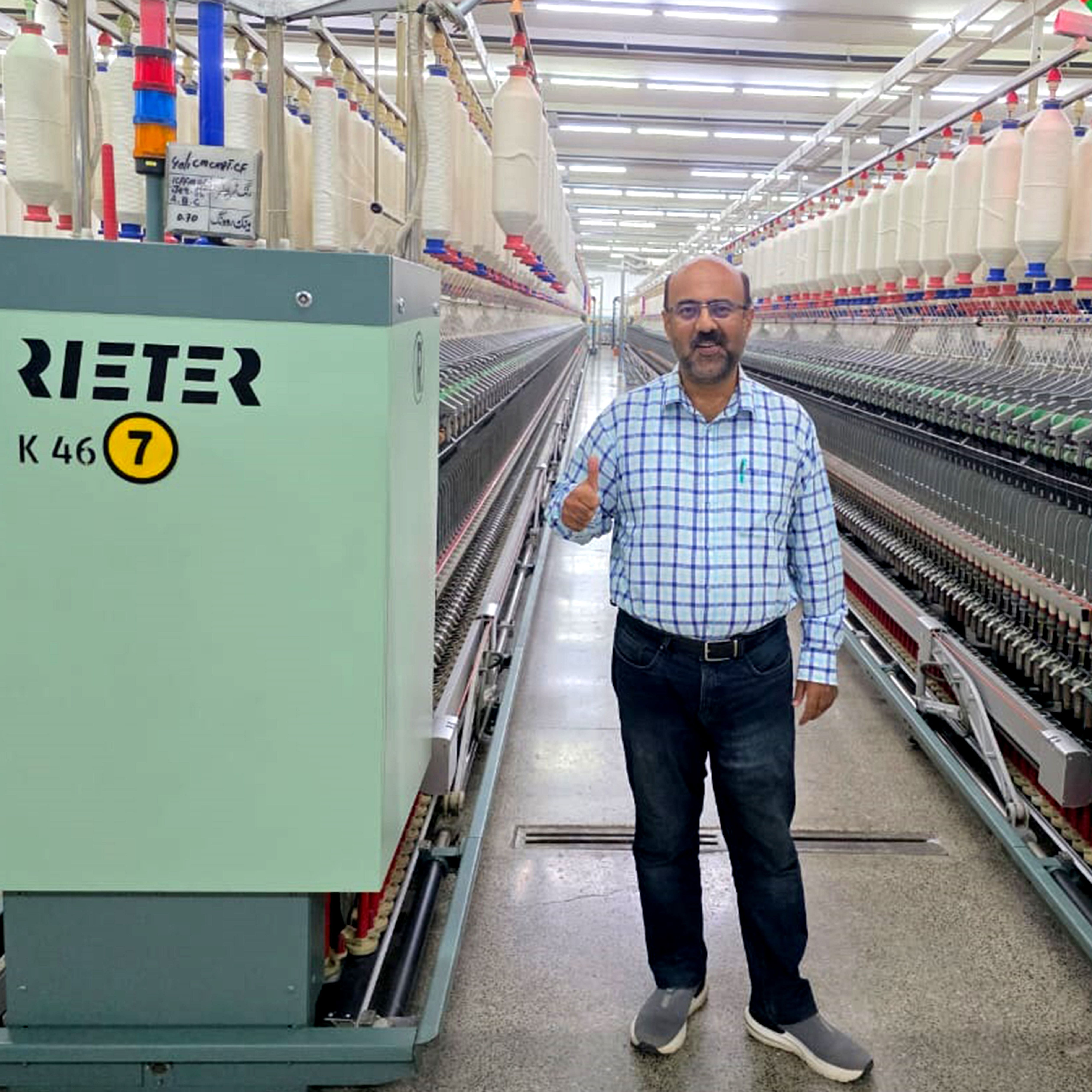 Malik Asad Ullah, Technischer Direktor von Masood Fabrics Limited (Spinnerei), steht vor der Rieter-Kompaktspinnmaschine K 46
