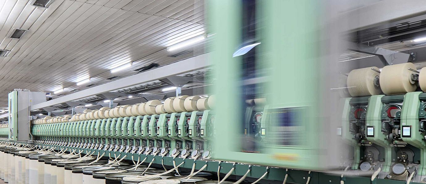 纱厂中正在运行的转杯纺纱机