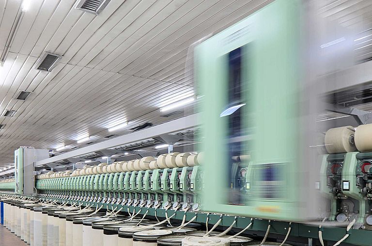 A running rotor spinning machine in a spinning mill