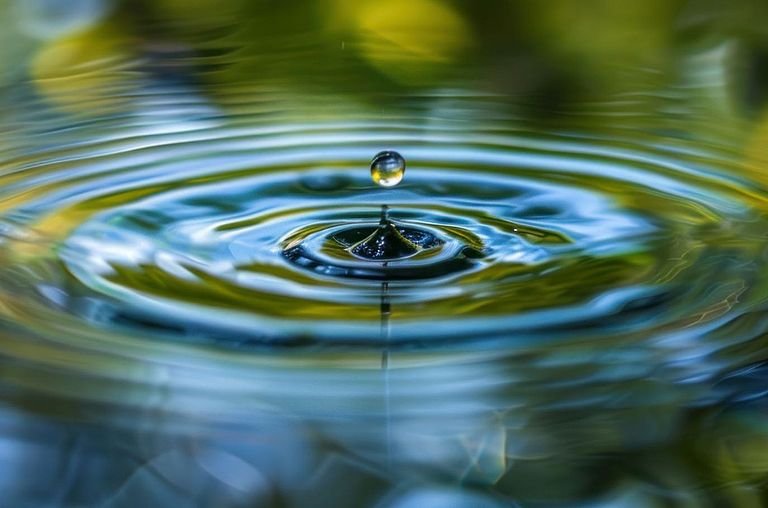 Waves in water symbolizing the positivie impact of Rieter's sustainability strategy.