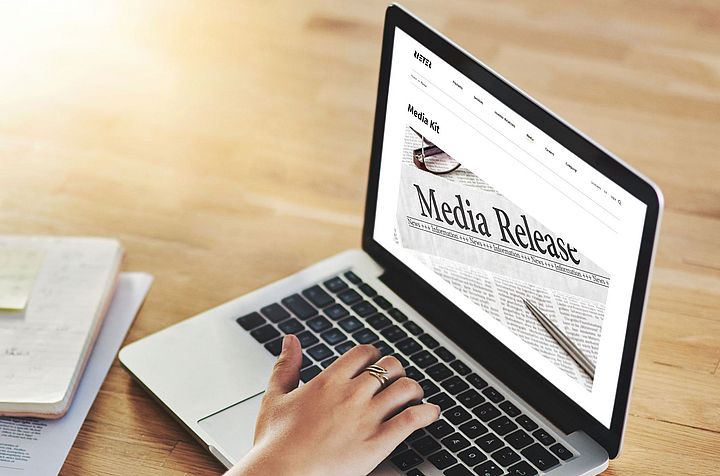 Laptop with Rieter media release on the screen