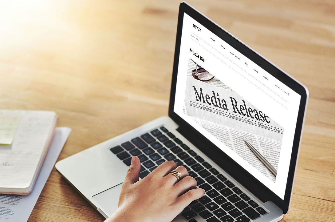 Laptop with Rieter media release on the screen