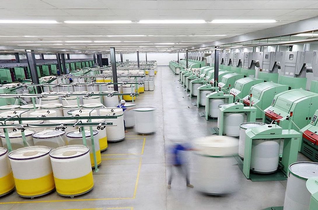 View into a spinning mill with Rieter machines