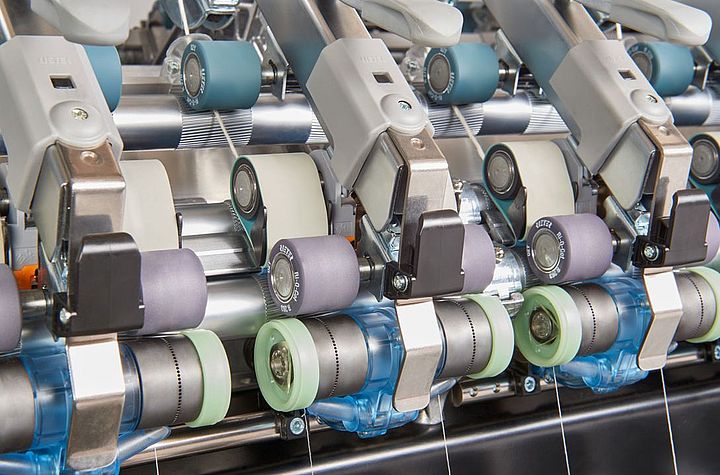 带紧密纺装置COMPACTdrum的五个纺纱单元的特写镜头