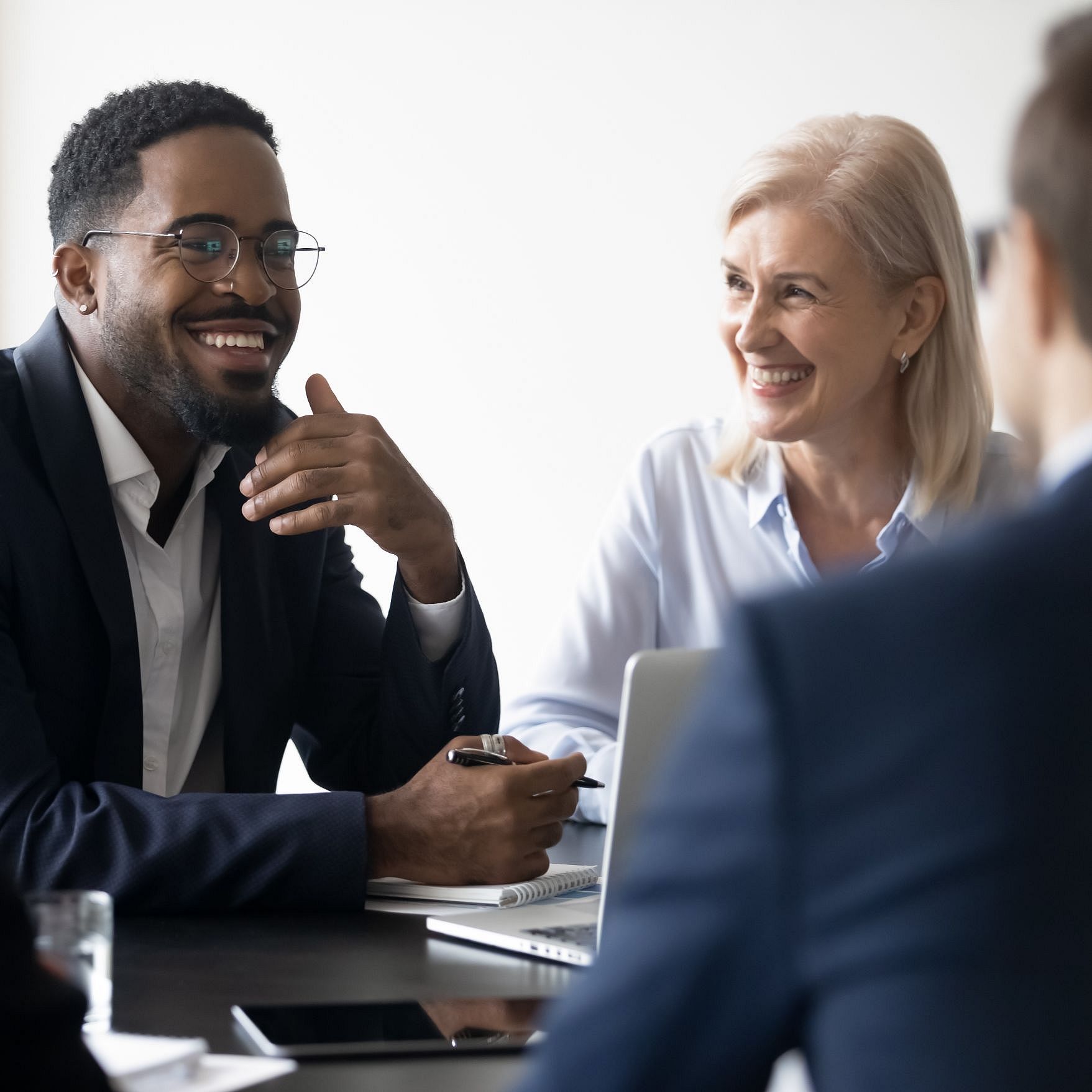 [Translate to Deutsch:] Symbol: Business people in a discussion. The image symbolizes Rieter's stakeholder engagement.