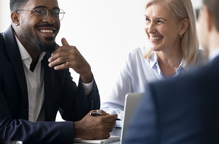 [Translate to Deutsch:] Symbol: Business people in a discussion. The image symbolizes Rieter's stakeholder engagement.