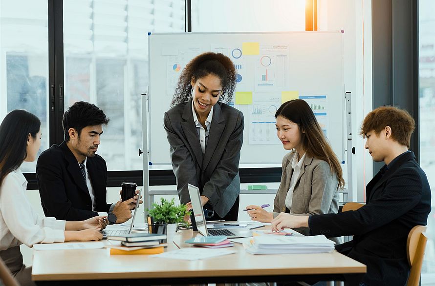 Diversität und Inklusion: Junge Geschäftsleute in einem Business-Meeting
