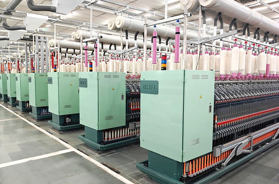 Row of Rieter ring spinning machines G 38 with COMPACT4 in the Nahar spinning mill.