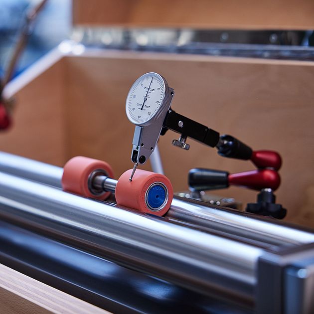 Top roller concentricity tester