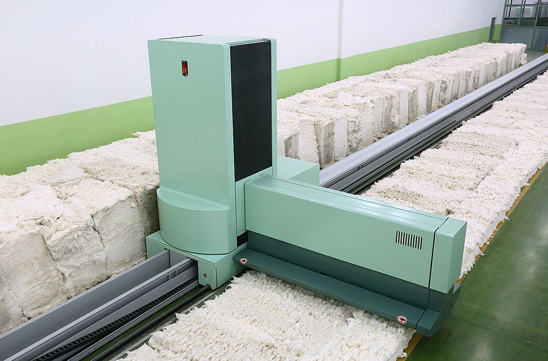 UNIfloc A 12 during bale opening in the spinning mill
