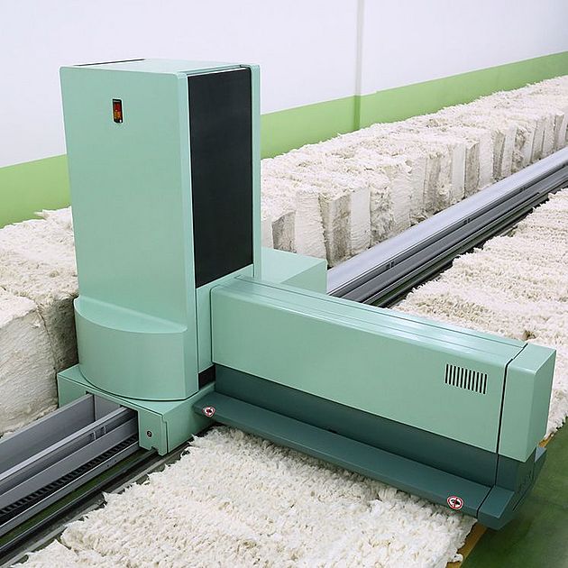 纺纱厂中正在进行棉包开松的UNIfloc A 12