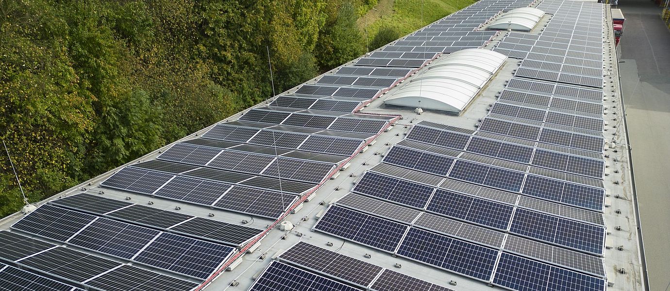 Erneuerbare Energie: Solaranlage auf dem Dach einer Rieter-Produktionsstätte