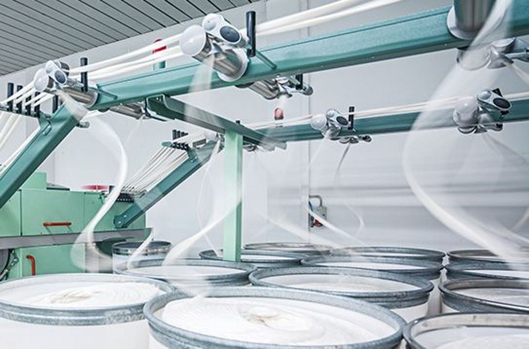 Çalışan bir Rieter çekme makinasının ayrıntılı görünümü