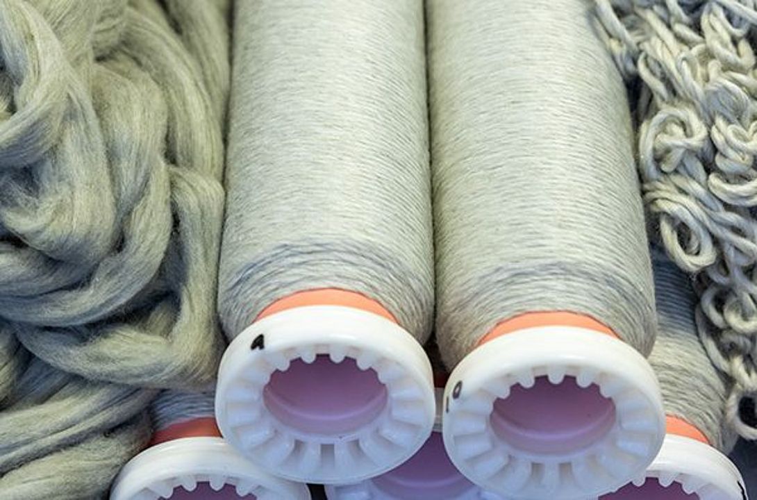 再生纤维和原生棉混纺制成的棉条和粗纱
