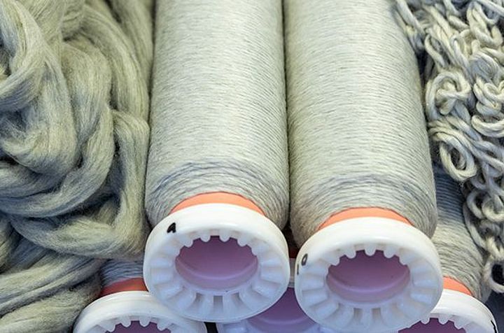 再生纤维和原生棉混纺制成的棉条和粗纱