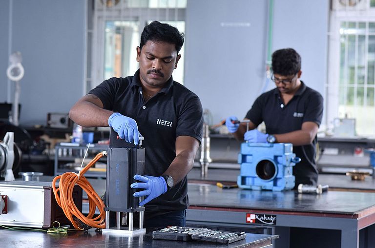 In a Rieter repair service center, two employees repair various products.