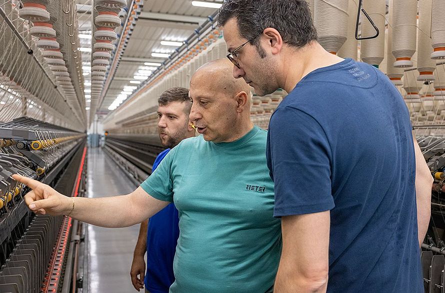 Team discussion at the Rieter ring spinning machine