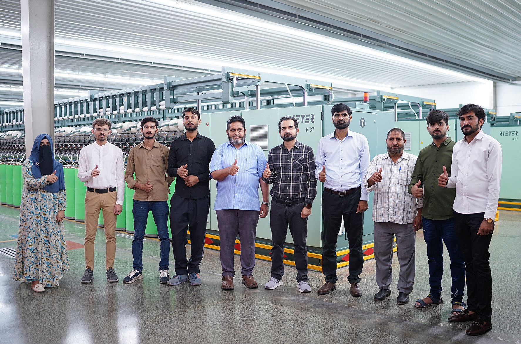 Open end iplik makinası R 37 Nishat Mills'de, Pakistan