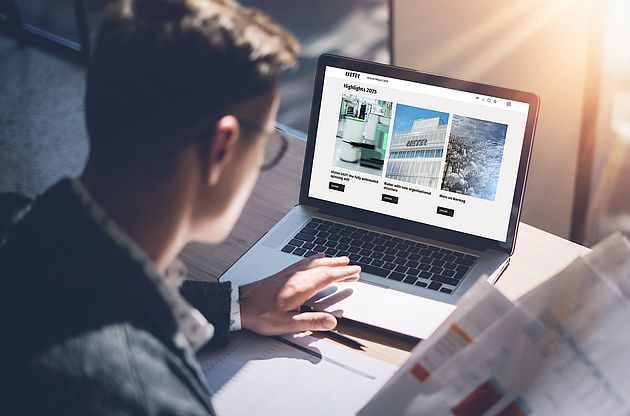 Mann liest den Online-Geschäftsbericht von Rieter an einem Laptop.