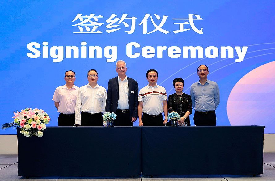 Sales Ceremony of Rieter and Guangxi Baisheng Textile: From left to right: Sheng Du, Sales Engineer, Rieter, South China; Renguan Lian, Regional Sales Manager, Rieter, South China; Michael Hubensteiner, Country Managing Director Rieter China; Yiyu Zhan, Chairman of Guangxi Baisheng; Chanhong Feng, Manager of Guangxi Baisheng; Michael Wang, Senior Vice President, Rieter, Sales China