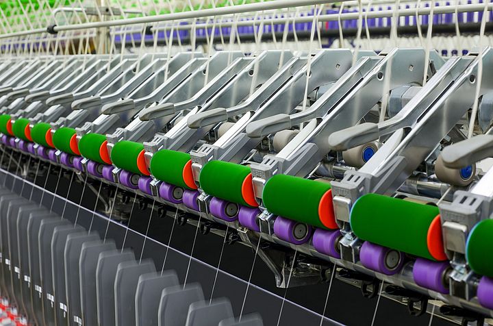 Ring iplik makinasının uzunluğu boyunca eşit bir yükle çalışan kılavuz kolu.