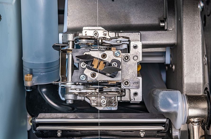 The open prism OZ2 unit fitted on the Autoconer machine.