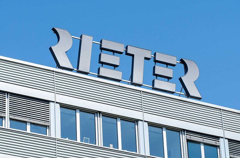 Rieter Logo mit blauem Himmel im Hintergrund