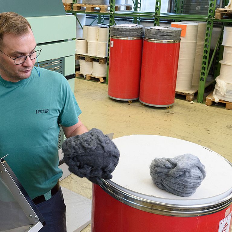 Ausgekämmte Kurzfasern und Noppen aus Mischungen recycelter und unbehandelter Baumwolle