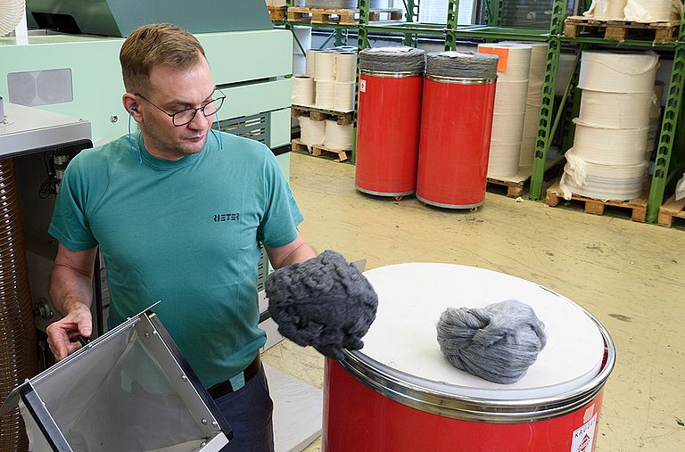 Ausgekämmte Kurzfasern und Noppen aus Mischungen recycelter und unbehandelter Baumwolle
