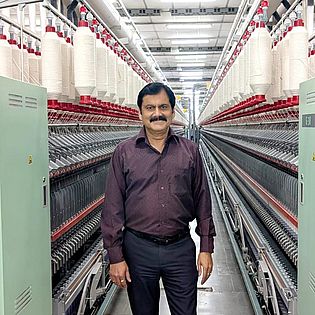 Suresh Puri, General Manager of Nahar Spinning Mills, between two Rieter ring spinning machines G 38 