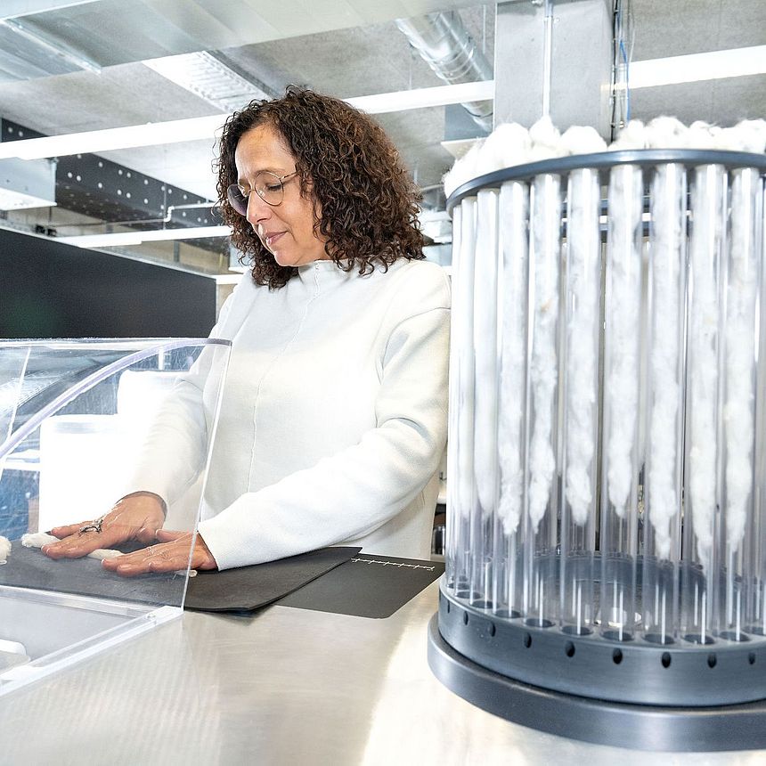 Textile technologist analyzes the quality of a sliver in the textile laboratory at the Rieter Innovation Center in Winterthur.