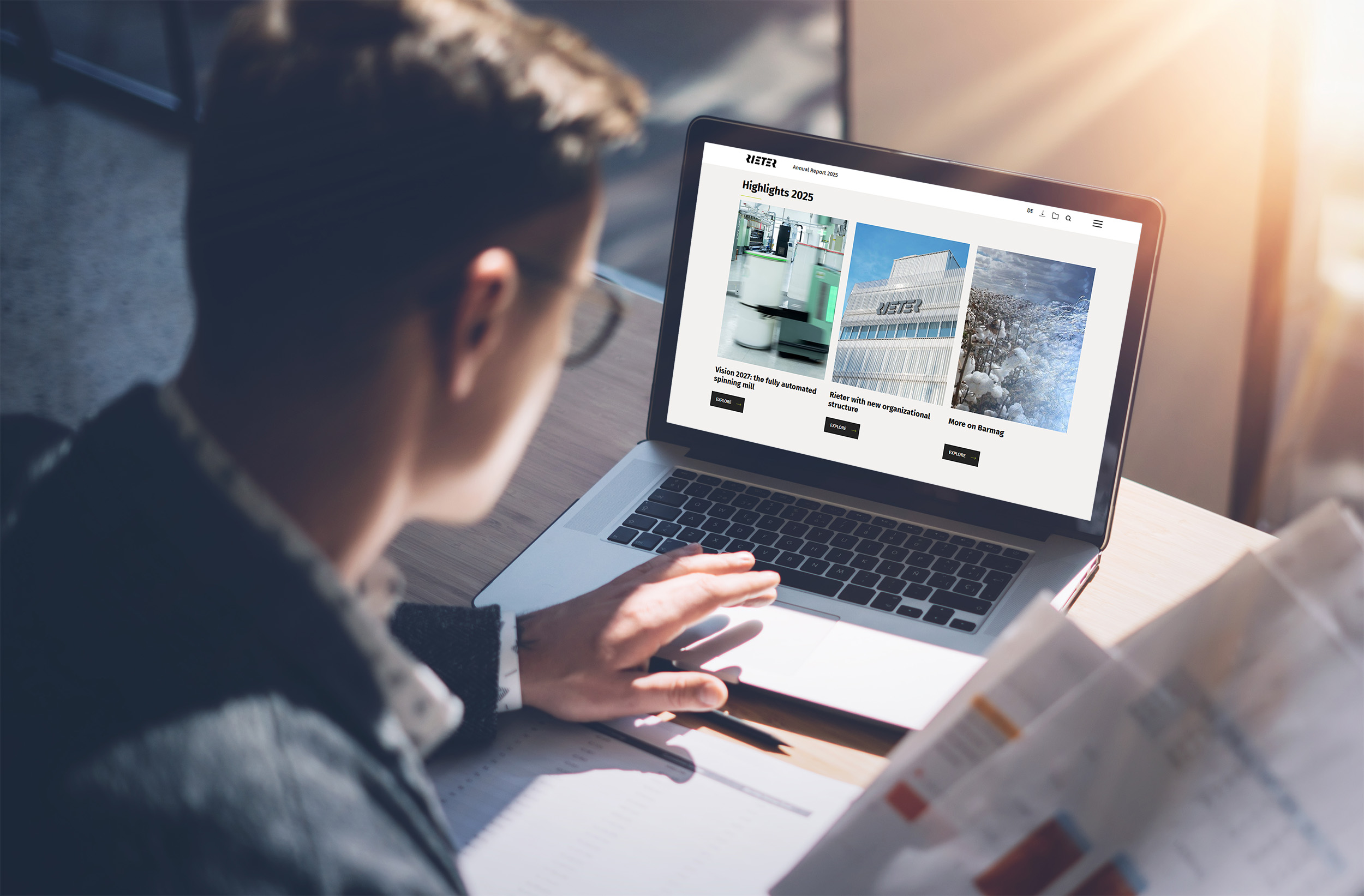 Man reading Rieter's annual report 2025 online